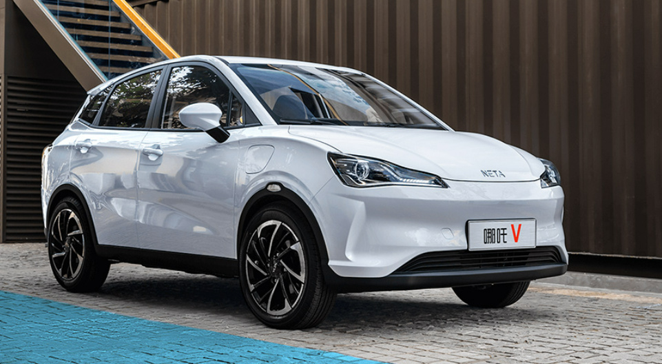 城市代步车怎么选？几何E对比哪吒V，谁更适合？