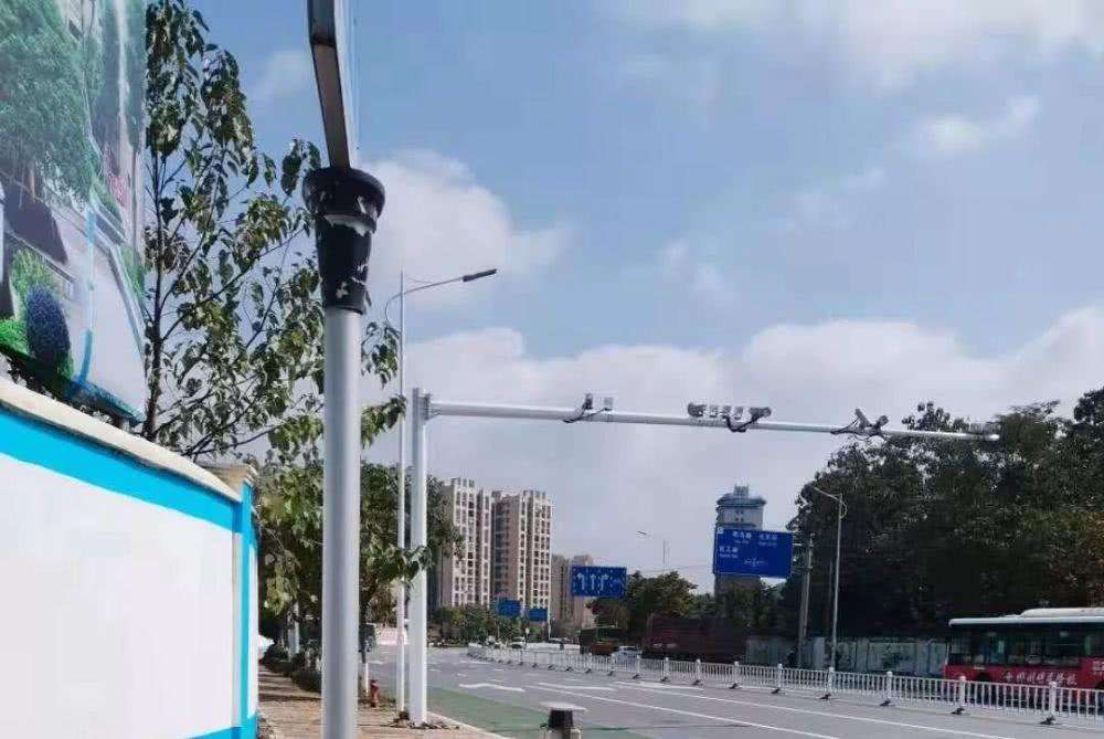所以为了更好的对路面进行监控,现在很多车主都发现,马路边的摄像头