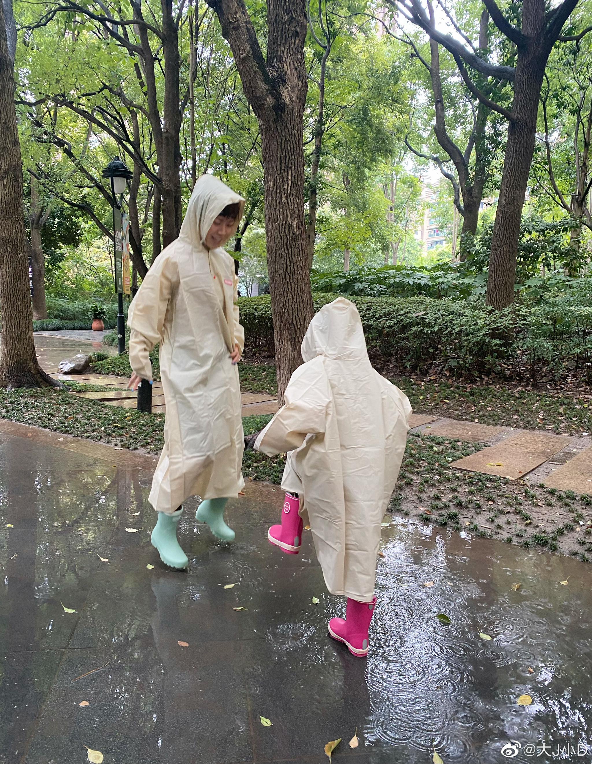 今天终于下雨也凉快一点了,下雨天要干嘛?当然去踩水塘__财经头条