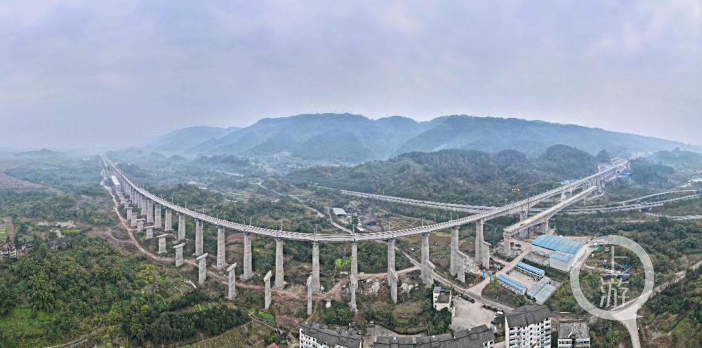 重庆铁路枢纽东环线水土双线特大桥铺通