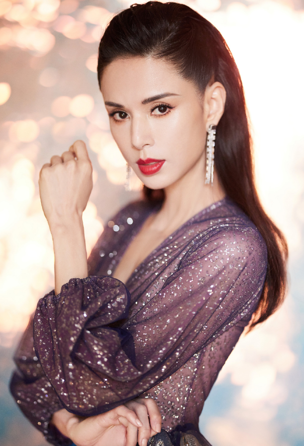 从李若彤晒出来的近照中我们就可以清楚感受到她现在个人状态的优越.