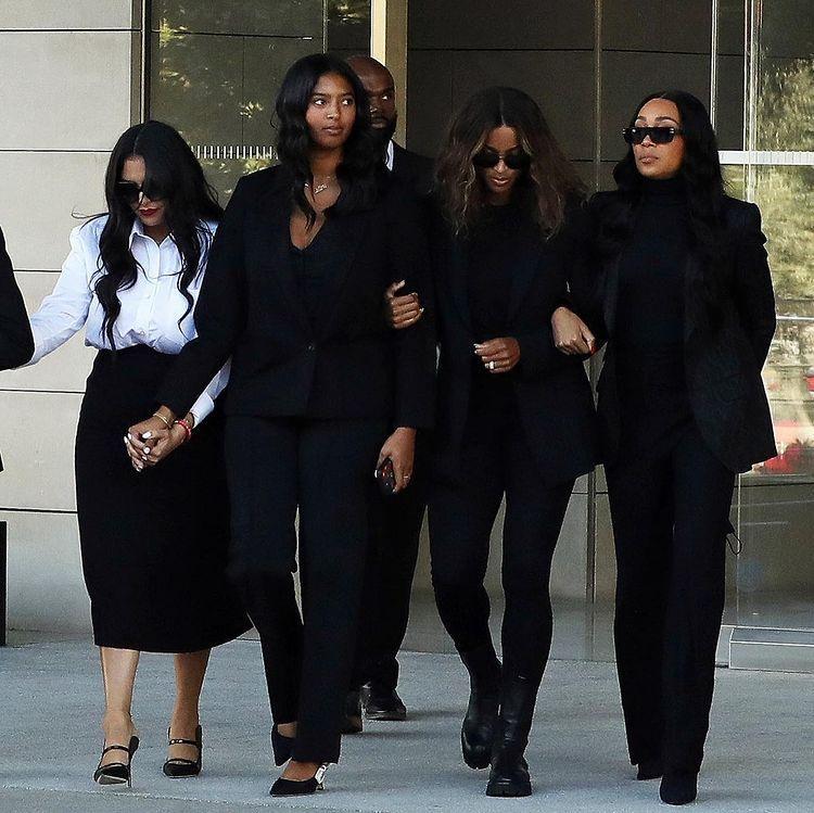 科比遗孀获赔1亿霸气亮相！终于笑了，19岁大女儿又高又壮像科比休闲区蓝鸢梦想 - Www.slyday.coM