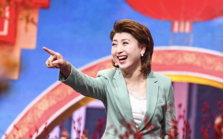 闫学晶一家三口吃饭同母异父的两个孩子同框哥哥比妹妹大24岁