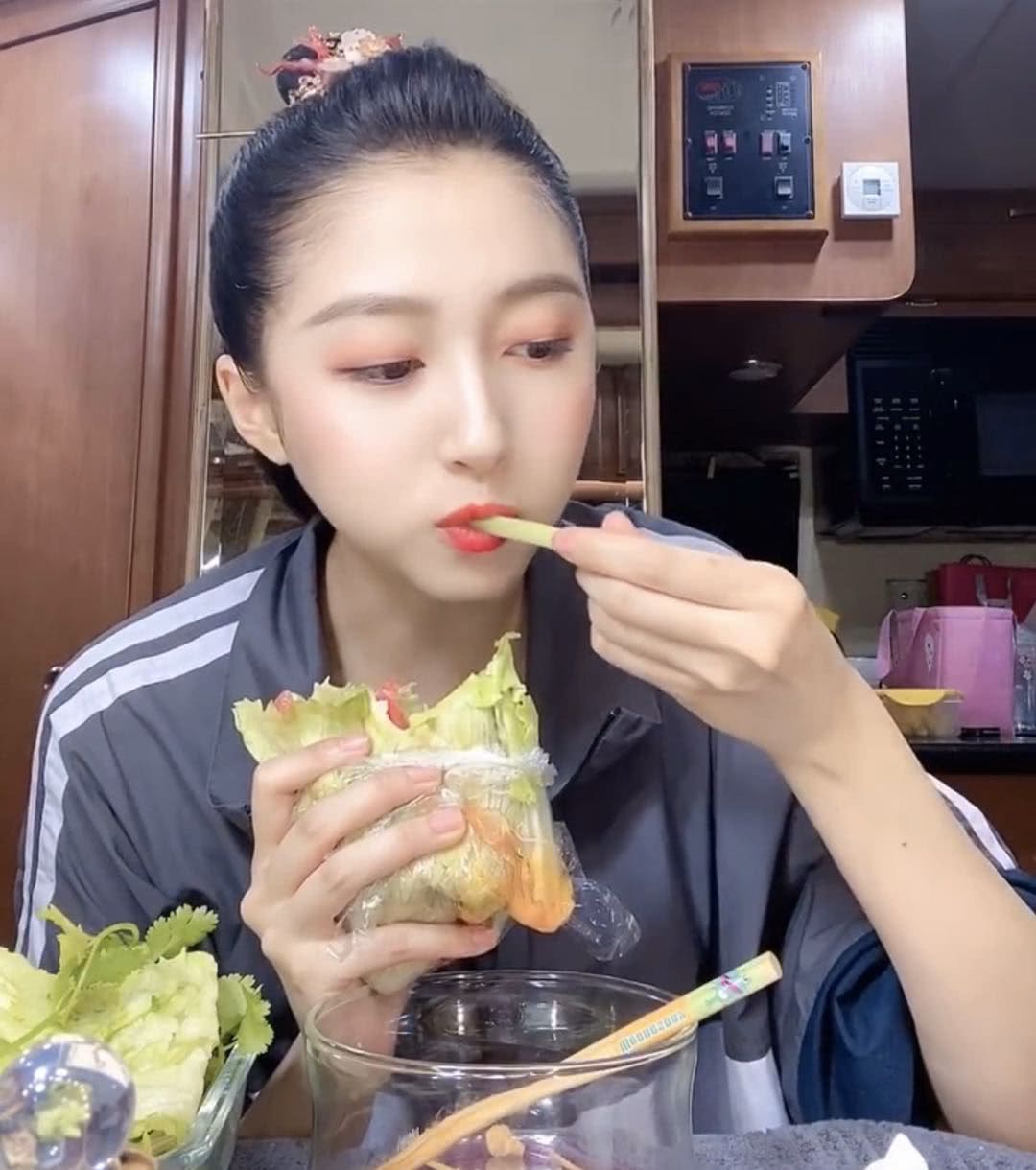 关晓彤在房车"吃播",嘴边拽出的菜又塞回去,吃相接地气