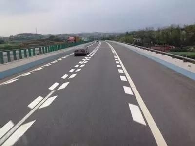 高速路上那些让你凌乱的路面标线,虚线两侧被虚线包裹的是什么?