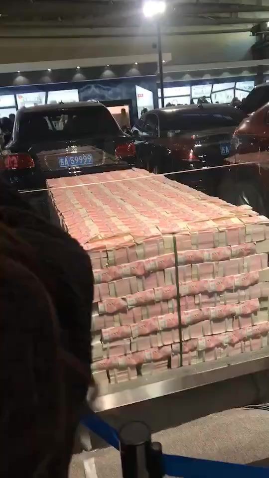 吉a59999宾利添越后面全是钱,这一堆有几亿?