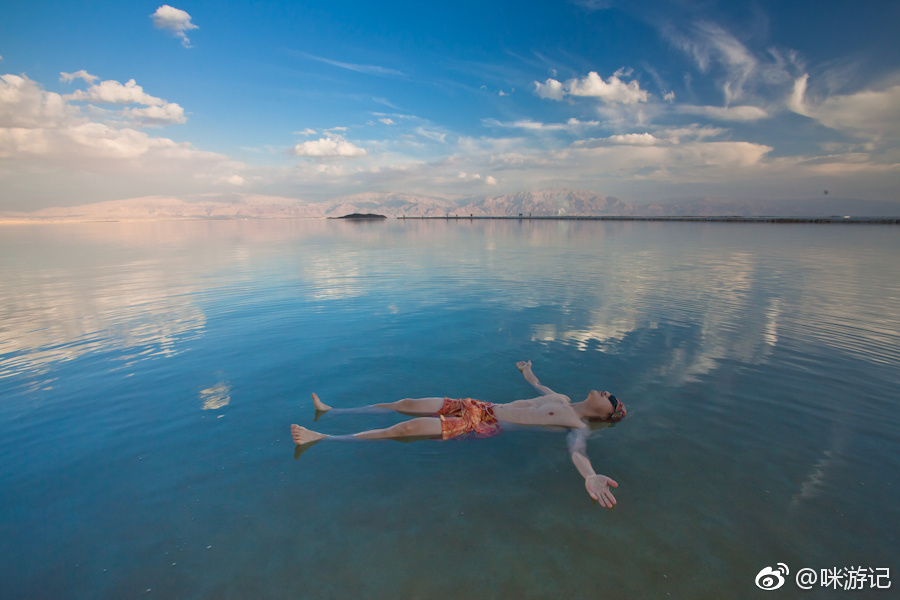 死海是盐度超高的盐湖,盐分会在一些地方反复结晶成为盐柱……
