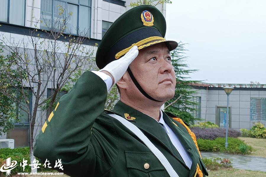 "老兵"升旗迎国庆【组图】|退役军人|国旗班|老兵_新浪新闻