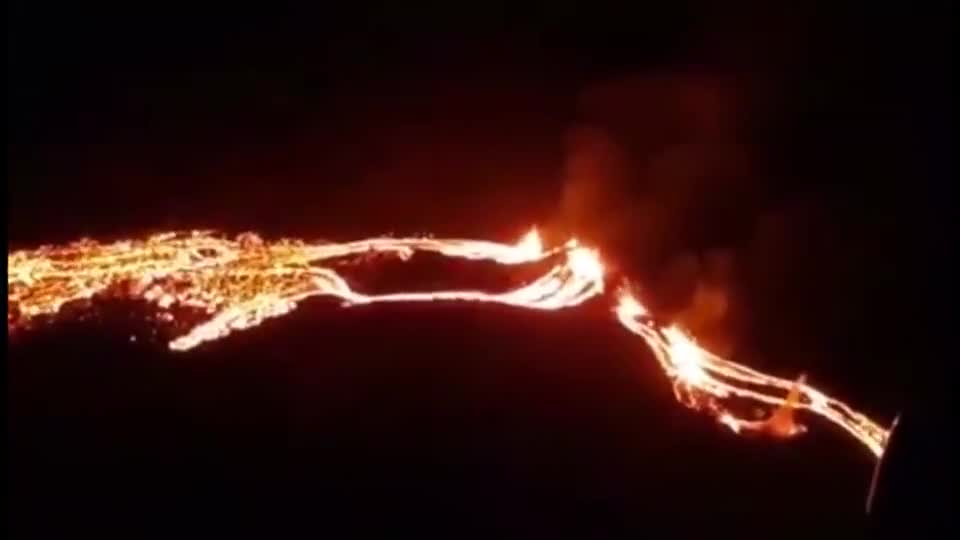 数万次地震之后冰岛一火山爆发 数万次地震之后冰岛一火山爆发