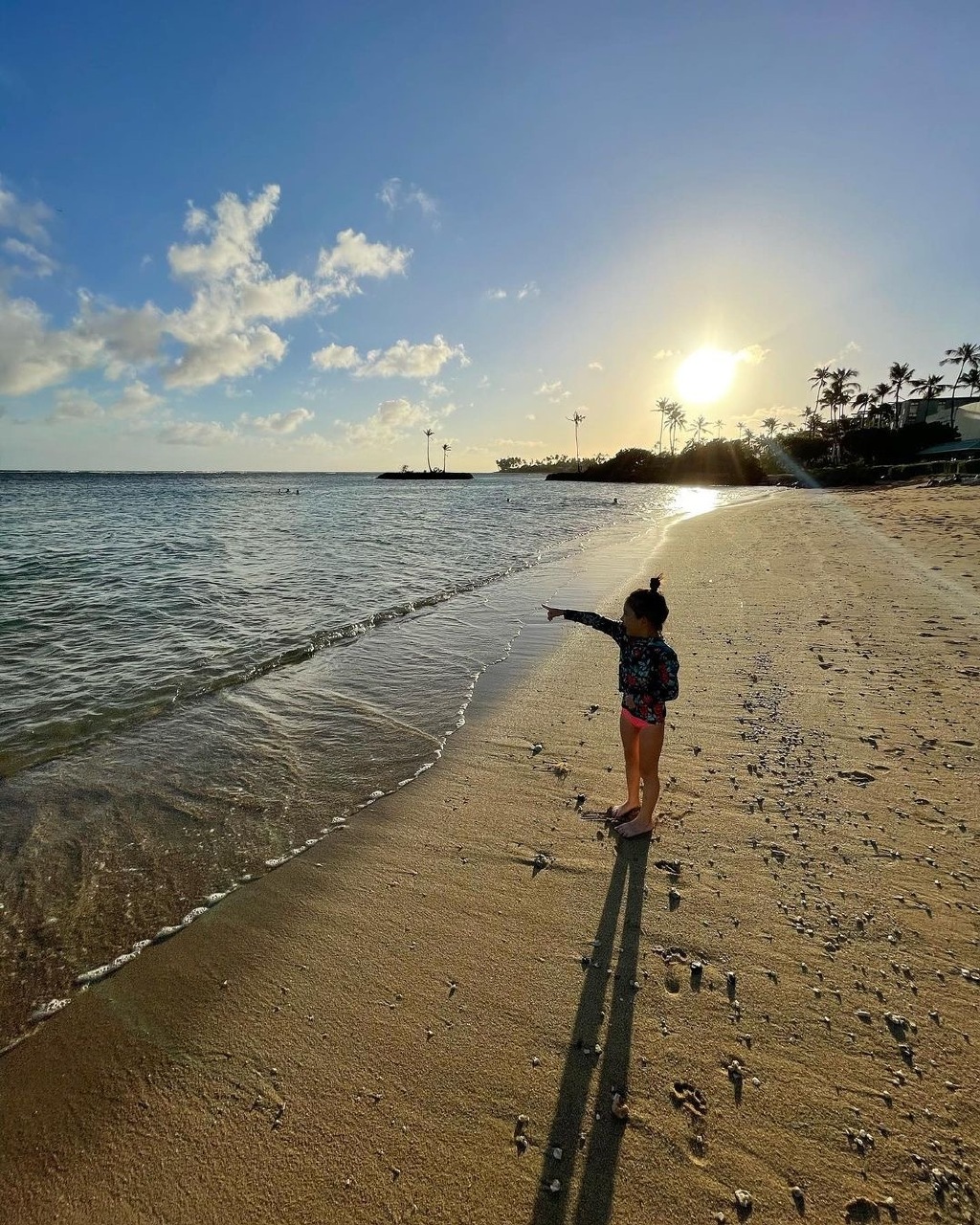 陈冠希带女儿海边玩沙子,alaia头发凌乱,穿泳衣胳膊腿全晒黑