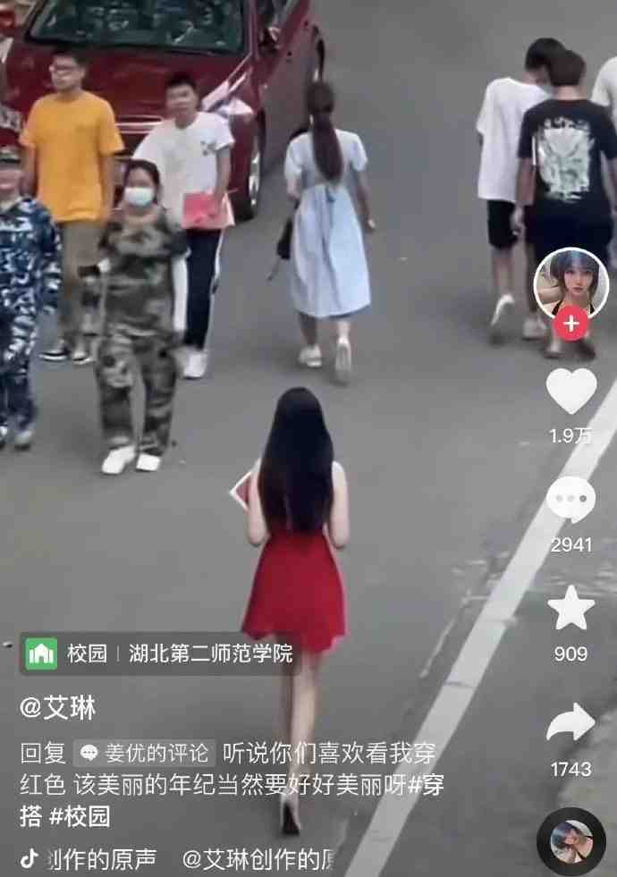 女大学生入学照被父母发到网上后，网友却因为她的穿搭吵开了锅？休闲区蓝鸢梦想 - Www.slyday.coM