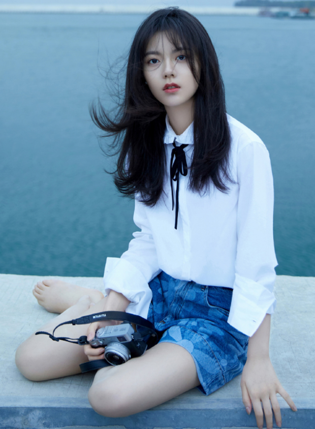 赵今麦所穿的这条jk裙因为其中开叉设计的存在自然会显得很个性,而