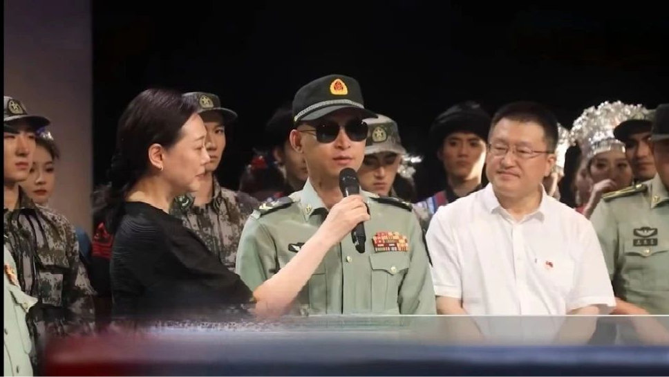杜富国的勋表,5排!|军士|资历章|军人|军官|主播_新浪新闻