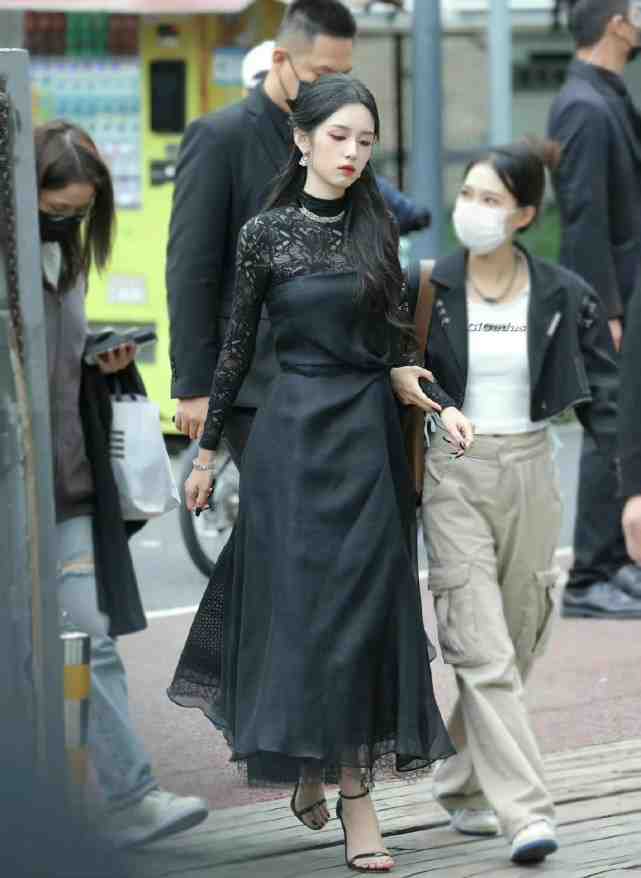 六位女星同穿黑色礼裙现身活动!刘雯赢麻了,周也最让人惊喜休闲区蓝鸢梦想 - Www.slyday.coM 六位女星同穿黑色礼裙现身活动!刘雯赢麻了,周也最让人惊喜休闲区蓝鸢梦想 - Www.slyday.coM