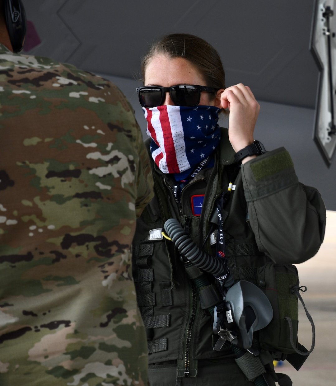 佩戴国旗面罩的美国空军f-35战斗机单机飞行表演队的女飞行员和佩戴口