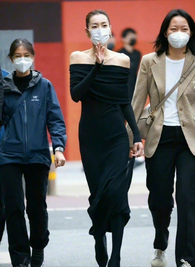 六位女星同穿黑色礼裙现身活动!刘雯赢麻了,周也最让人惊喜休闲区蓝鸢梦想 - Www.slyday.coM 六位女星同穿黑色礼裙现身活动!刘雯赢麻了,周也最让人惊喜休闲区蓝鸢梦想 - Www.slyday.coM