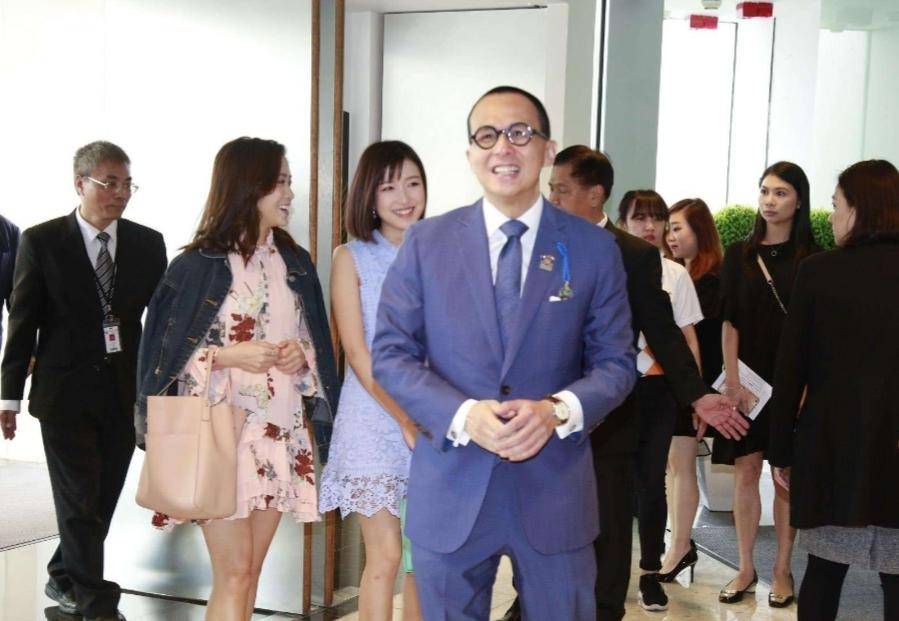 和李泽楷分手了郭嘉文晒与爱犬合影感慨世事无常疑似感情生变