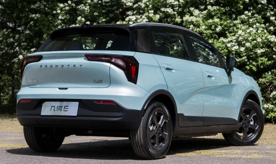 城市代步车怎么选？几何E对比哪吒V，谁更适合？