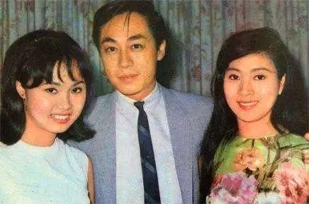 75岁雪妮与老公坐地铁,挥手眯眼逗女孩,笑容慈祥毫无明星架子