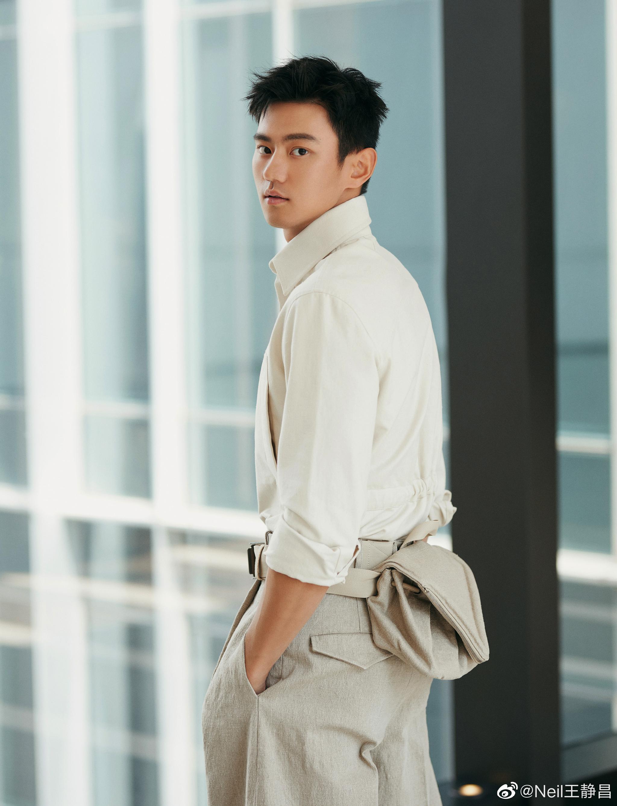 梁靖康为bv拍摄了一组宣传照都是很宽松的款式