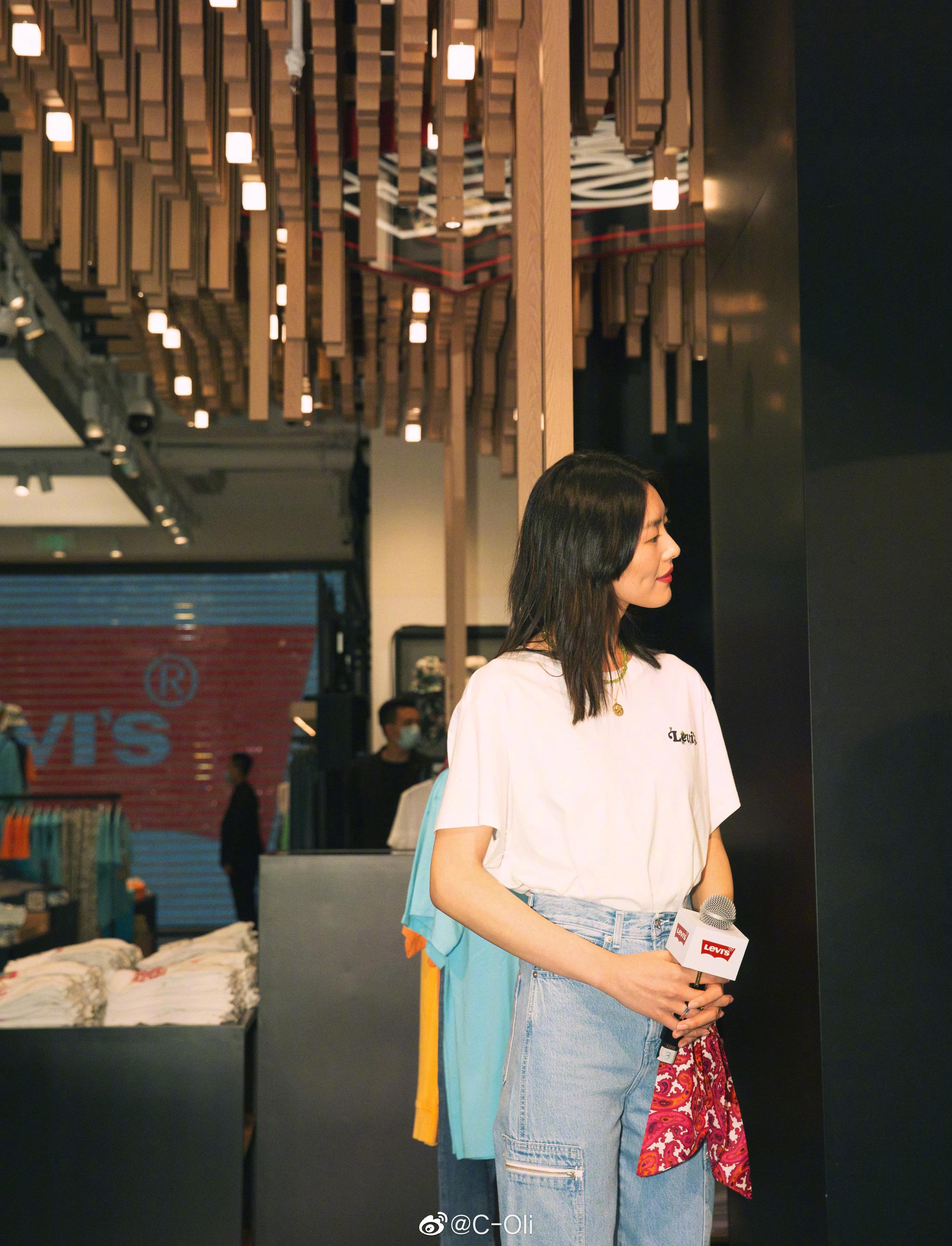 代言人刘雯昨日为新店开幕站台,白t仔裤配短靴,越简单