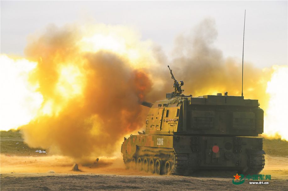 炮兵分队向"敌"阵地实施炮火覆盖.(解放军报 张日荣 李飞宇 肖士金)