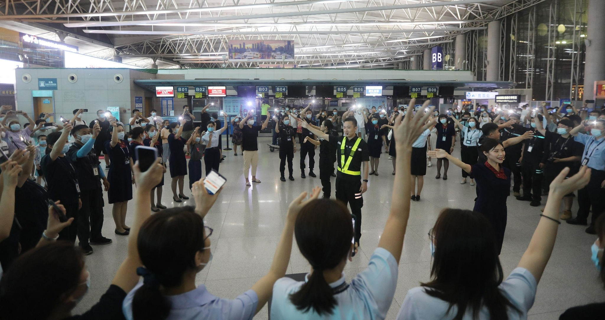 青岛流亭机场停运 民众合影告别