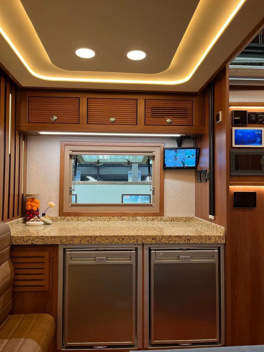 动静有致 惬享豪华 | 巨威一汽解放雪鹰越野房车 升顶空间 续航强