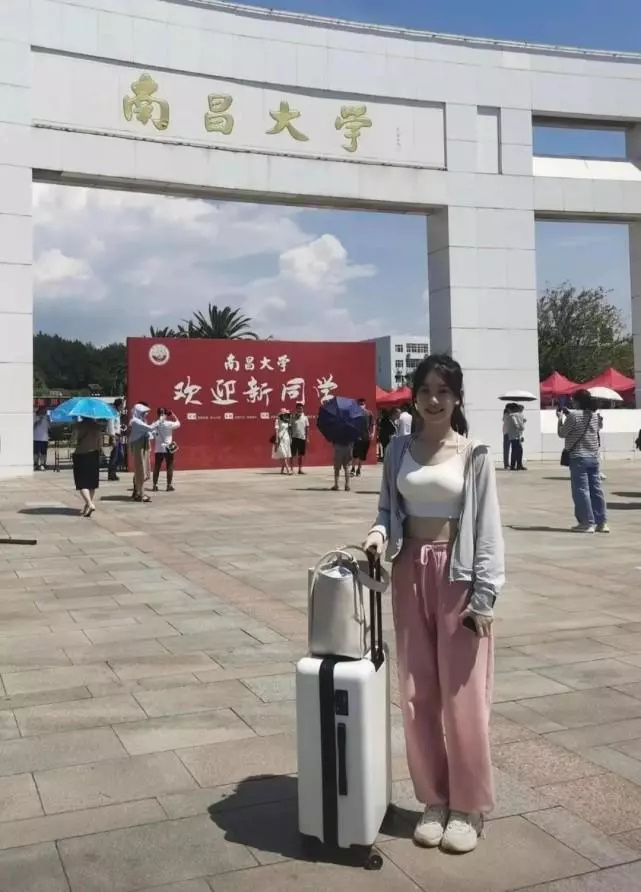 女大学生入学照被父母发到网上后，网友却因为她的穿搭吵开了锅？休闲区蓝鸢梦想 - Www.slyday.coM