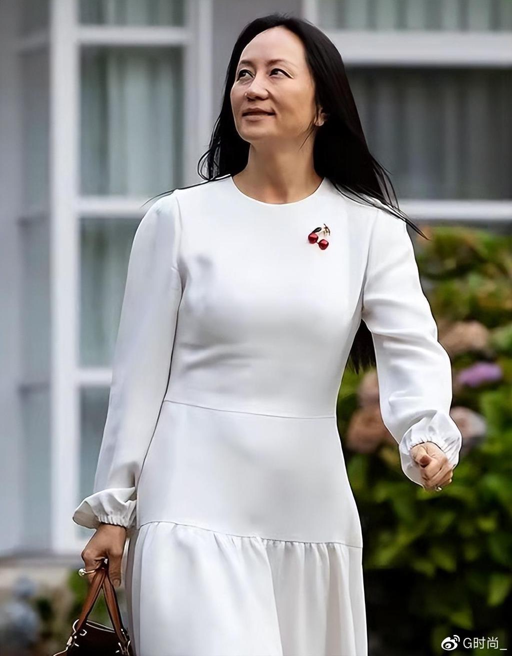 50岁孟晚舟高调升职！20万大牌穿搭美成名媛标杆，回国后意气风发