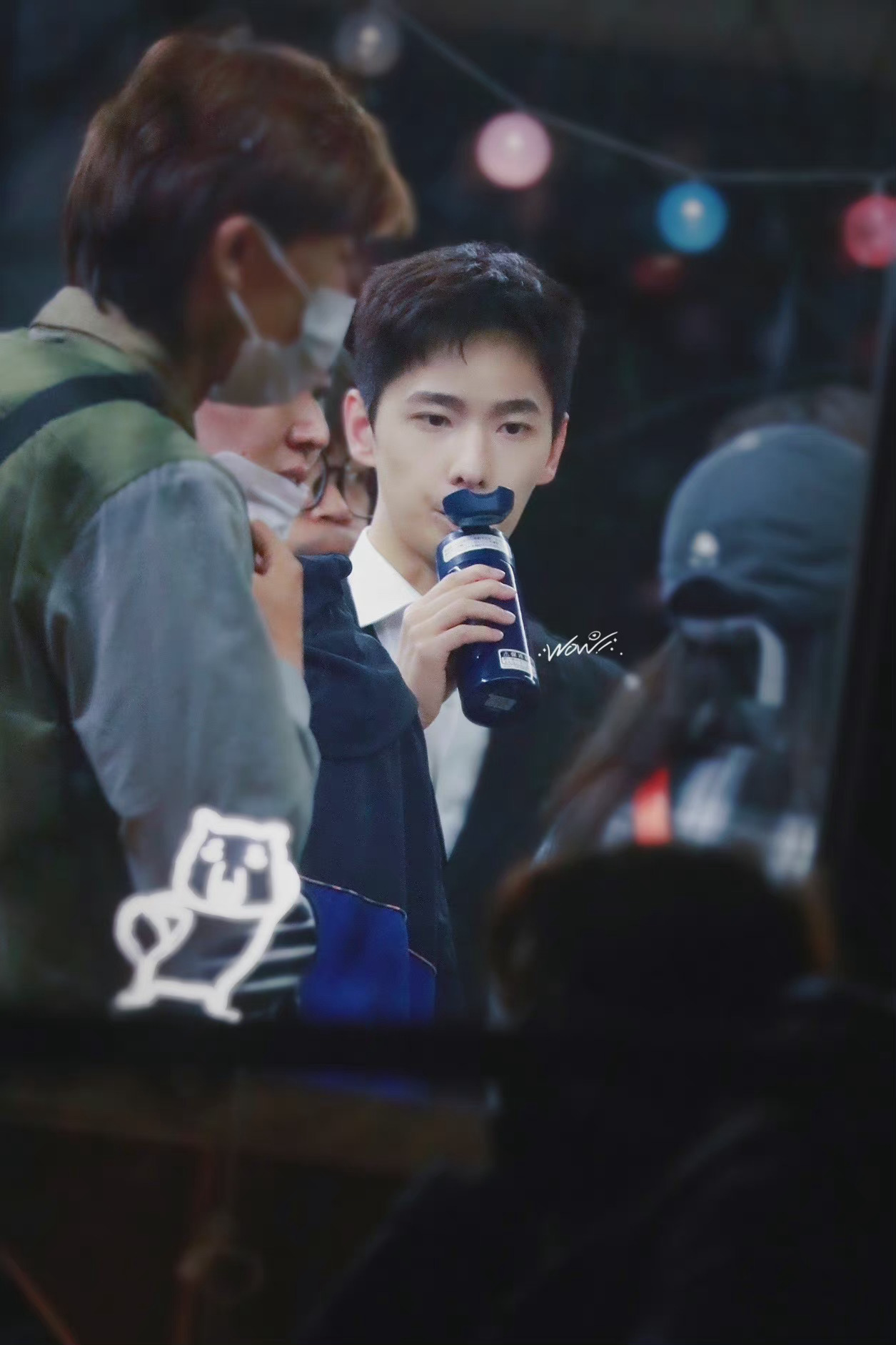 杨洋青春环游记3录制饭拍 白衬衫,黑马甲,侧颜杀……__财经头条