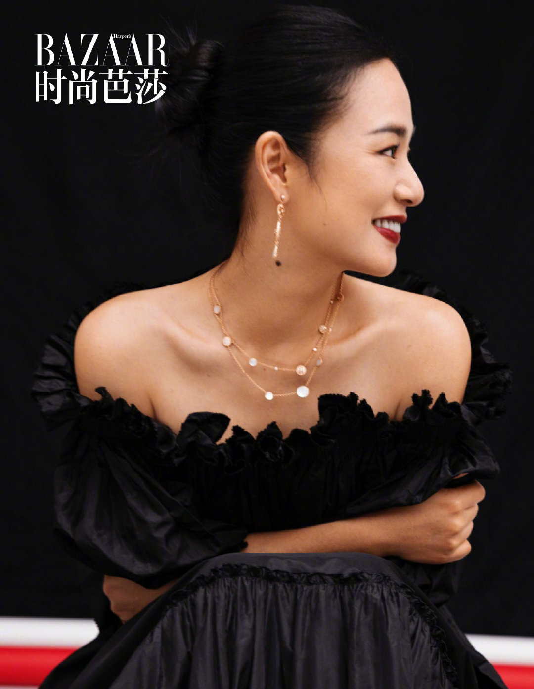 周韵x时尚芭莎11月刊封面大片美人亦动人