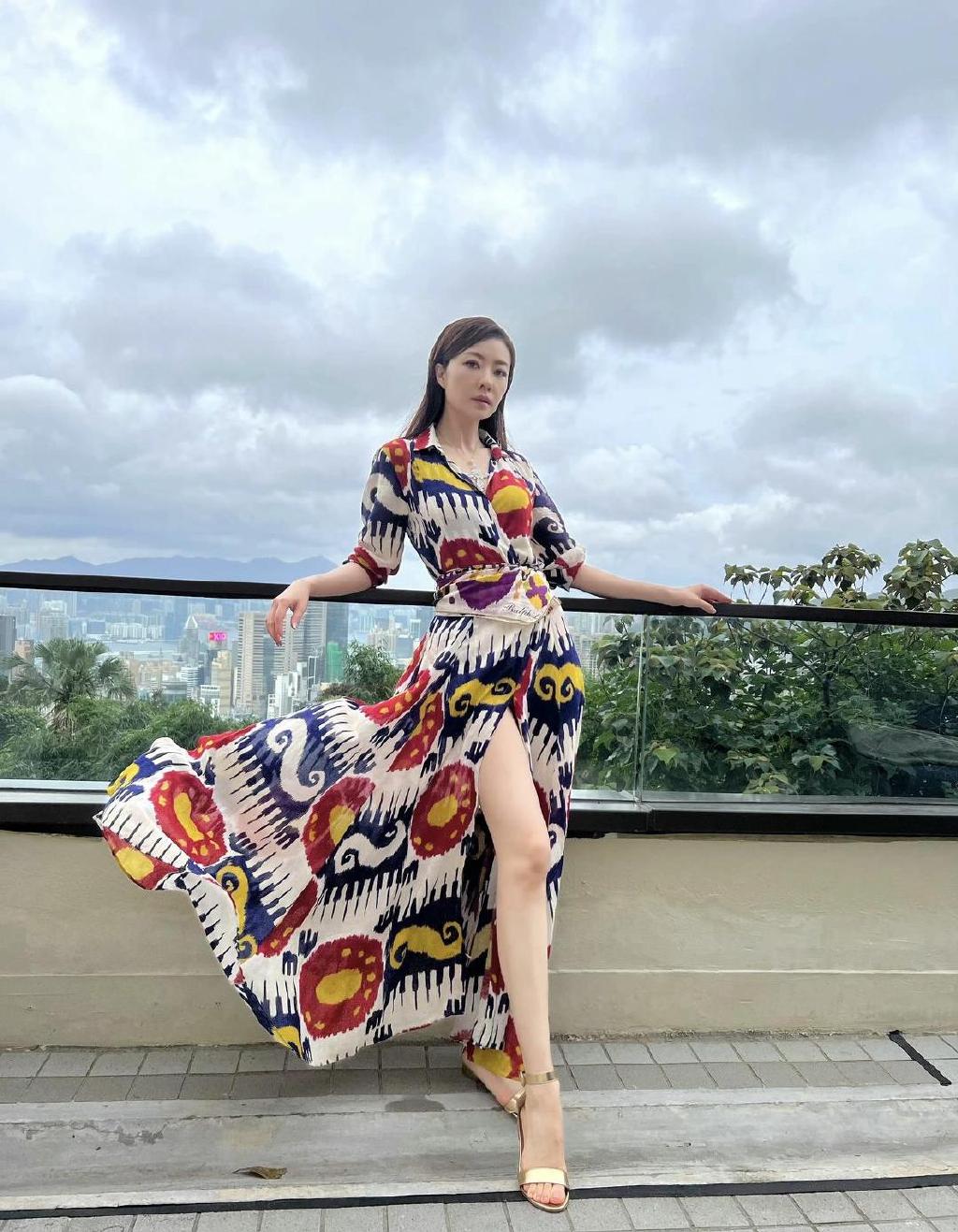 熊黛林穿黑色连衣裙出席活动超模气场高级惊艳好有阔太气质