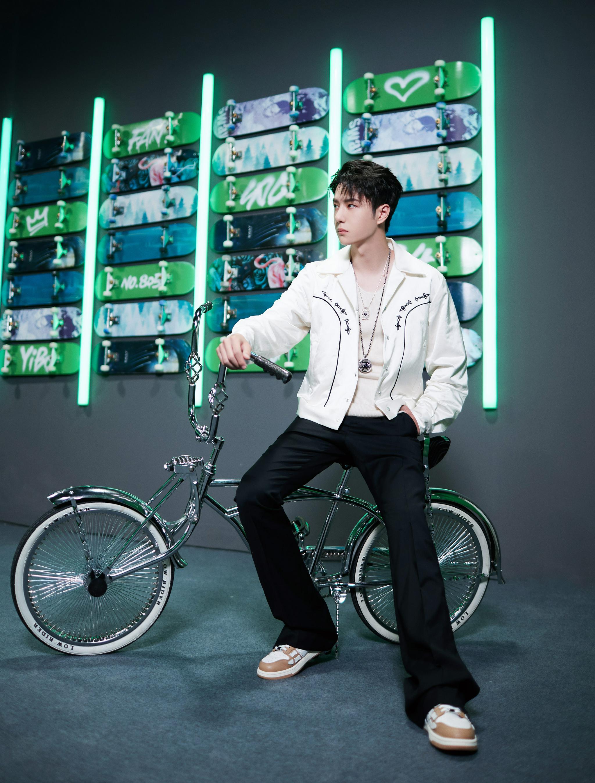 王一博街舞4造型图复古直筒喇叭裤好酷好潮