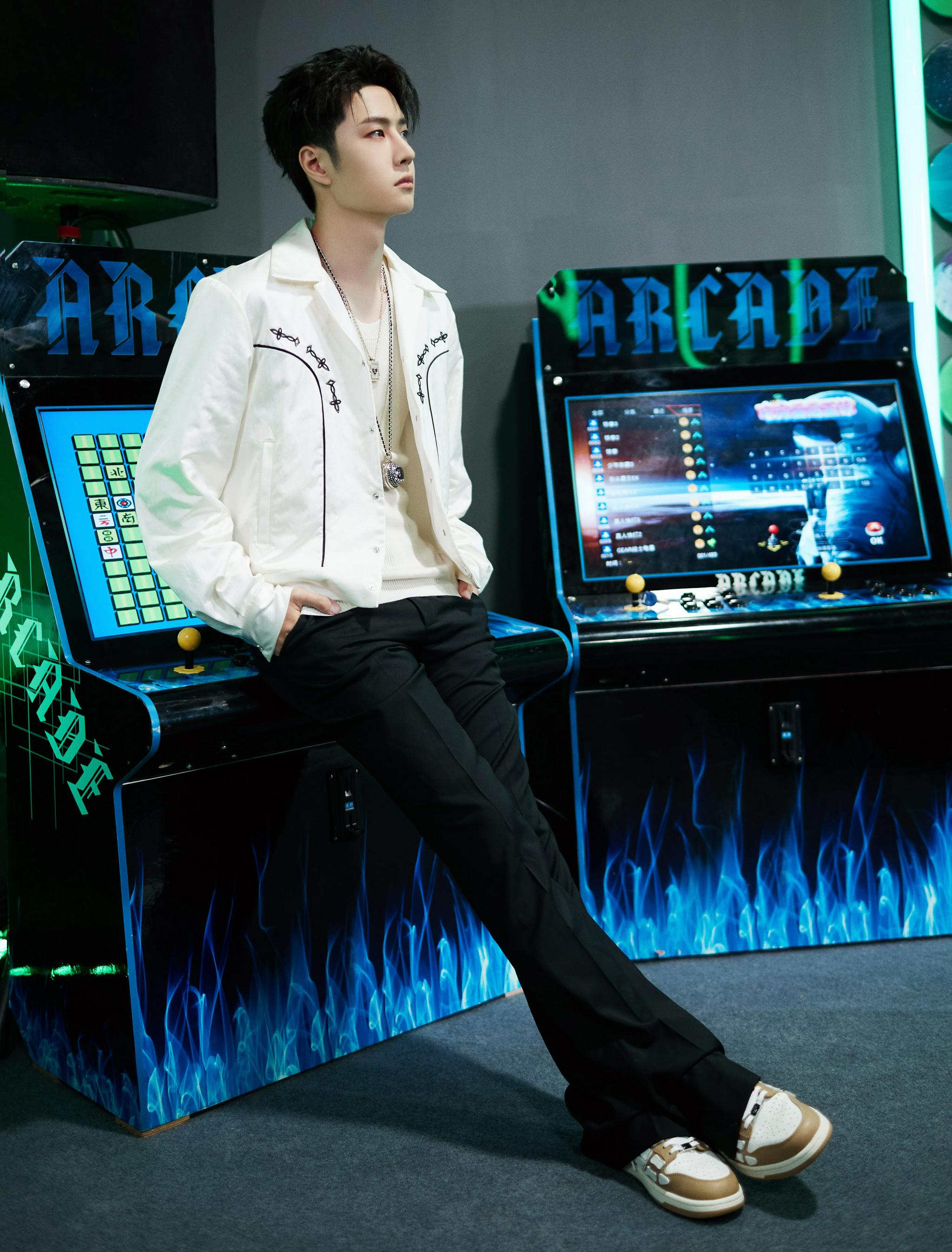 王一博街舞4造型图 复古直筒喇叭裤好酷好潮!_高清图集_新浪网