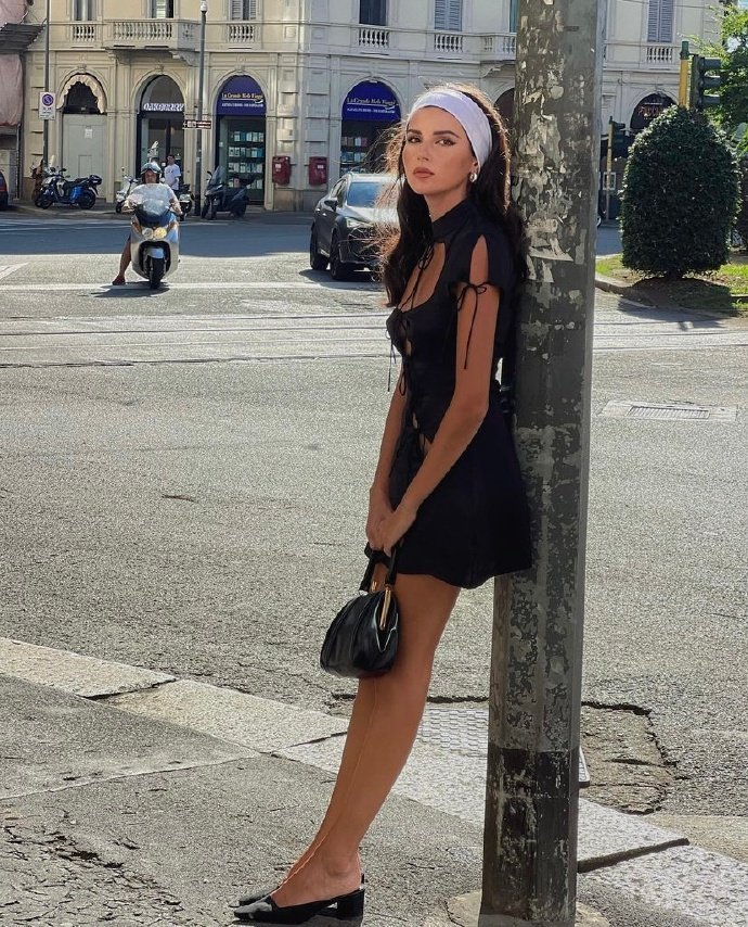 一组意大利美女博主paolacossentino简约气质穿搭合集