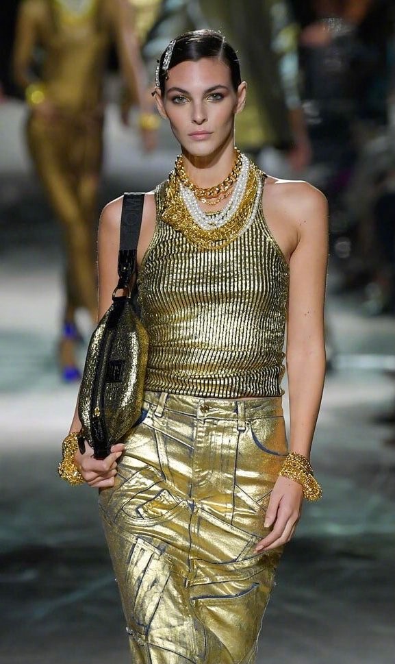 迎来24岁生日的意大利美女超模vittoria