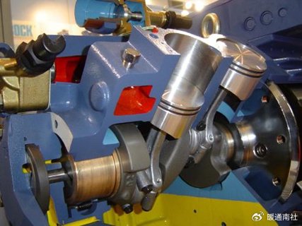 筒形活塞与气缸组成封闭容积的部分称为顶部;顶部下面设置活塞环的