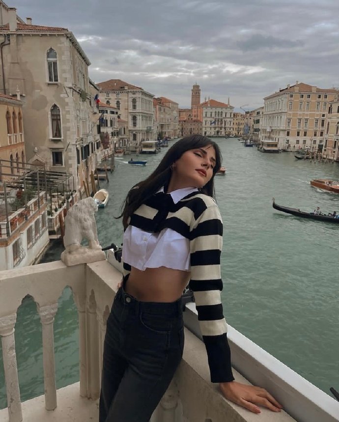 一组意大利美女博主paolacossentino简约气质穿搭合集