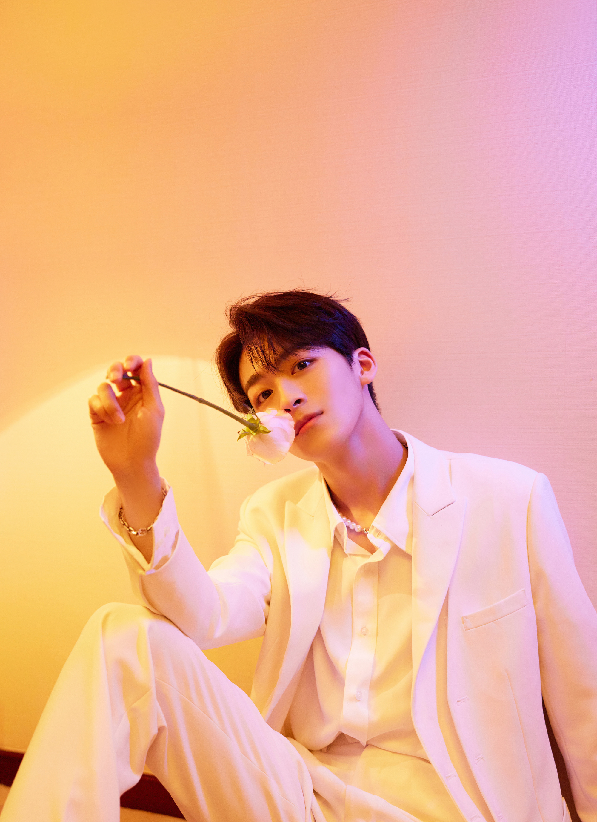 何洛洛|营业造型 白色西装真的太夏天了!活力感满满!