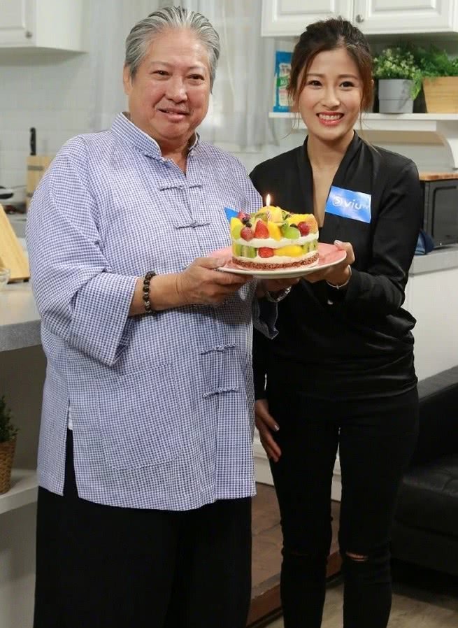 洪金宝儿媳妇与老公拍段子,洪天明与老婆互动开怀大笑