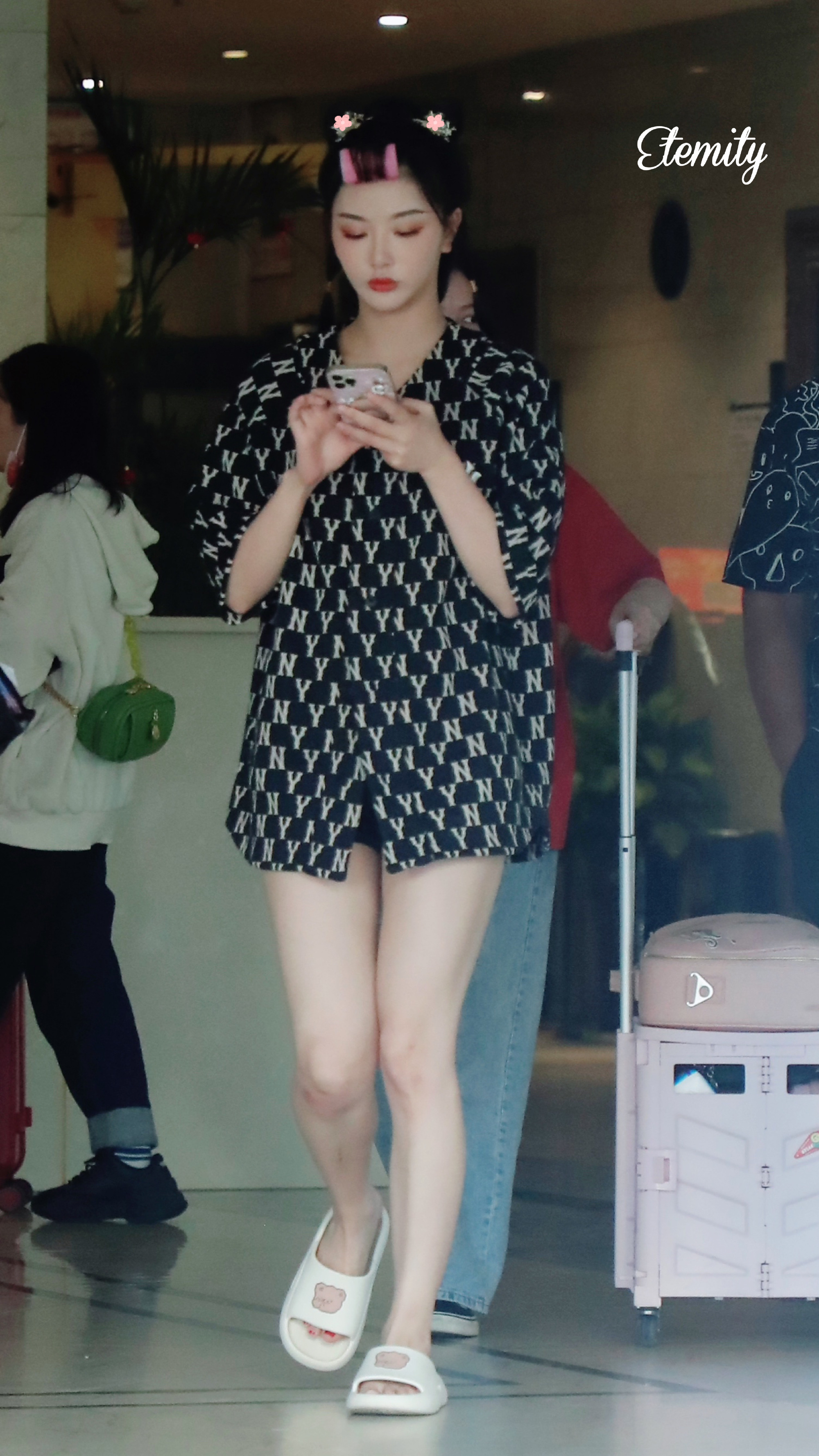 孔雪儿今日份上班饭拍图 黑色字母衬衫 短裤