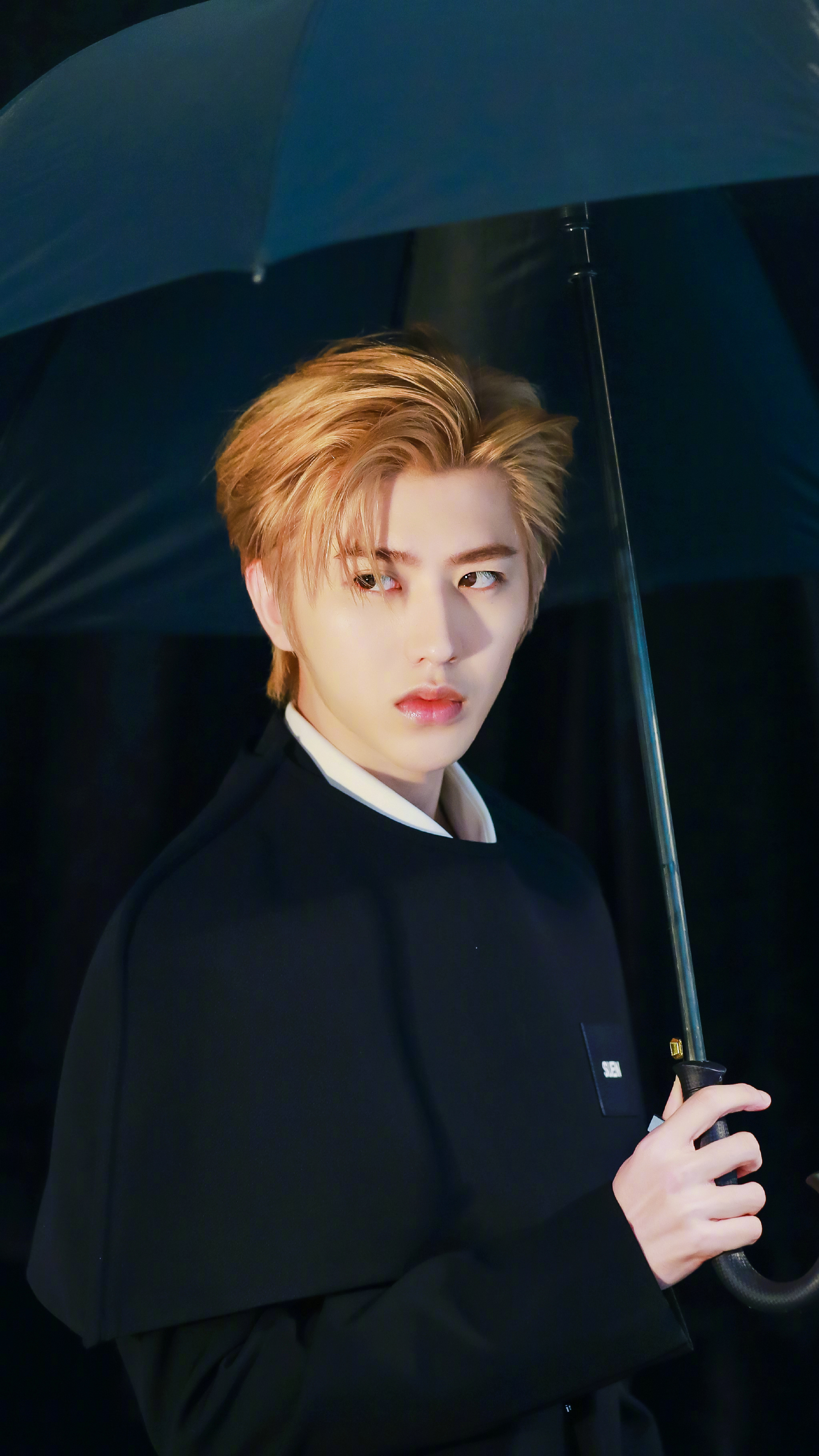 蔡徐坤金发银发白发这三种造型我心目中永远滴神