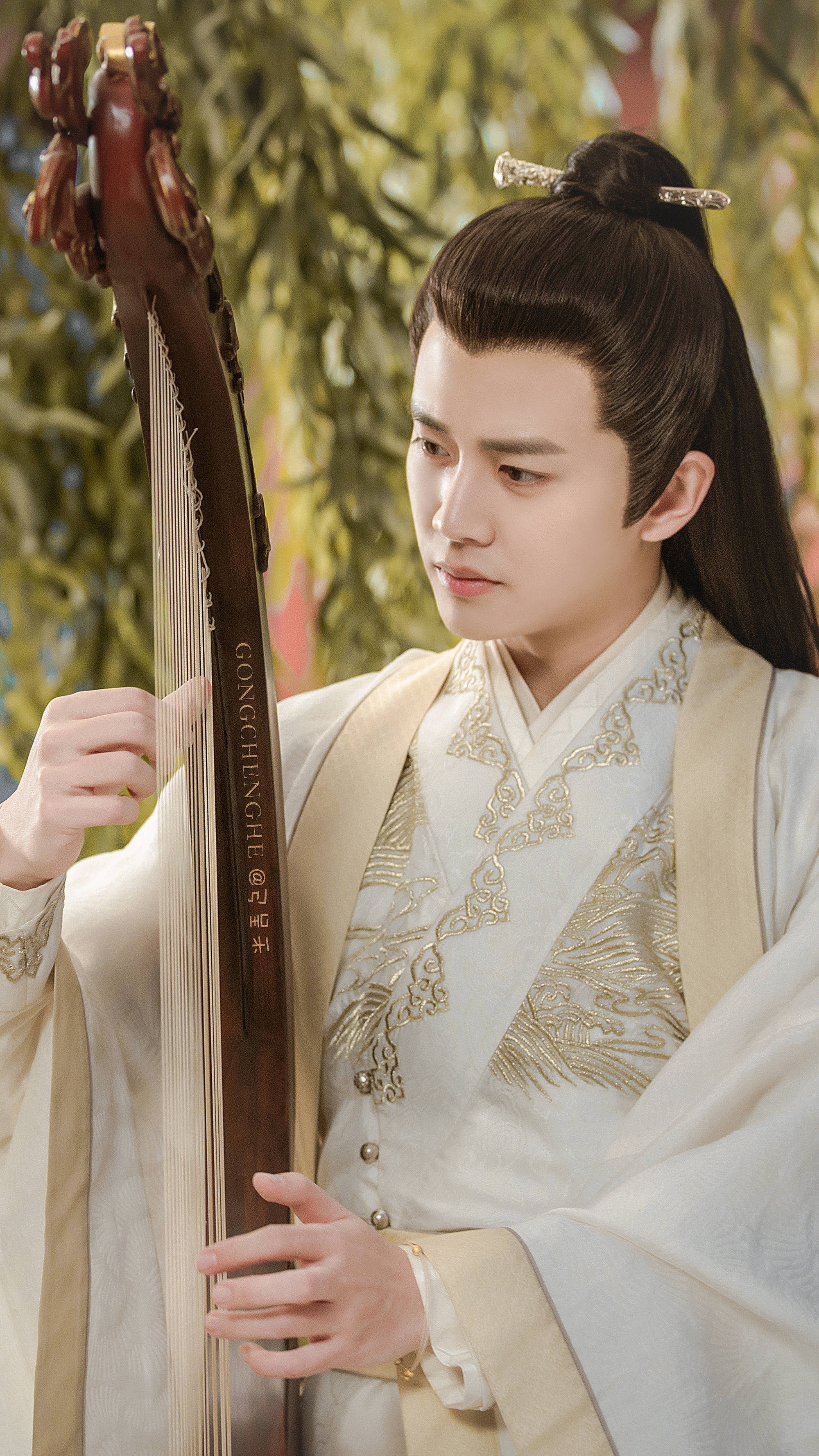 肖战的白衣魏无羡,任嘉伦的白衣陆大人,谁的白衣造型深得你心?