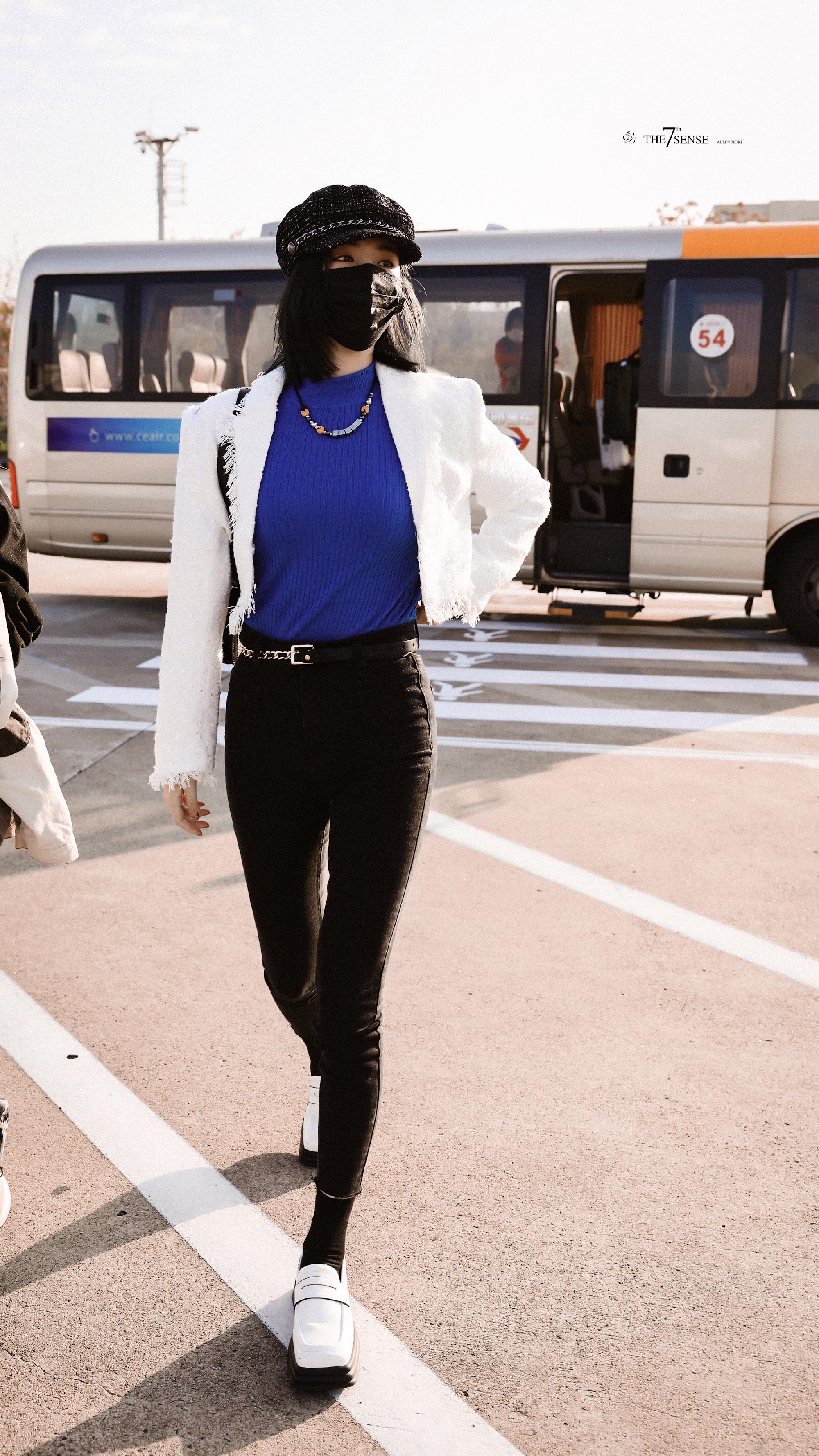 许佳琪今日机场饭拍 白色碎边小外套77克莱因蓝针织内搭