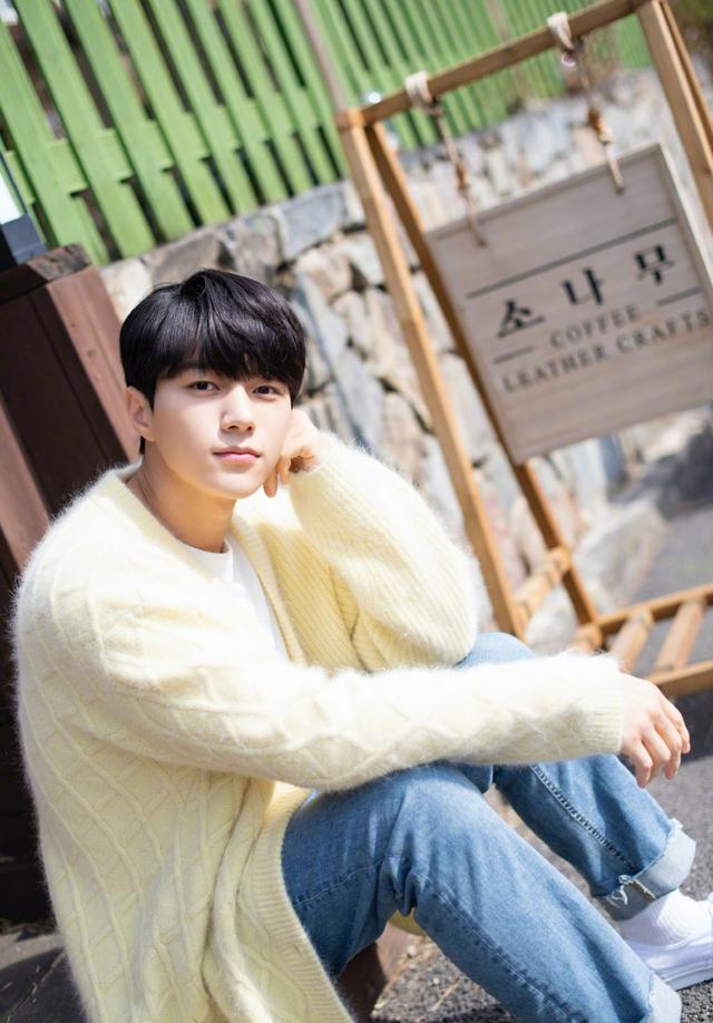 看过金明洙这次减龄的写真照后,下面一起来看看其他的时尚造型吧