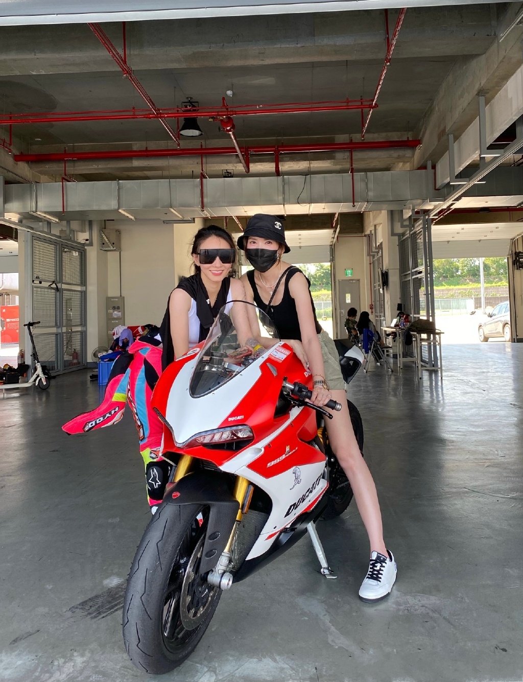 林志颖晒剧照并感叹孩子和工作很难选择陈若仪还与郑云灿合影