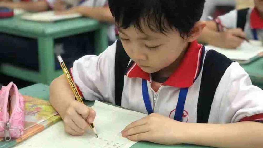 旭日初升露笔尖，写字姿势记心间——开展一年级写字姿势检查|写字|姿势|学生_新浪新闻
