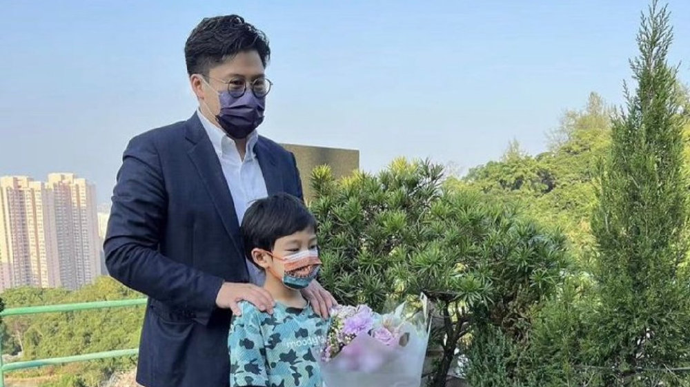 霍英东离世16周年，霍启刚带儿子前往拜祭，纪念祠堂四周摆满鲜花|祠堂|霍英东|霍启刚_新浪新闻