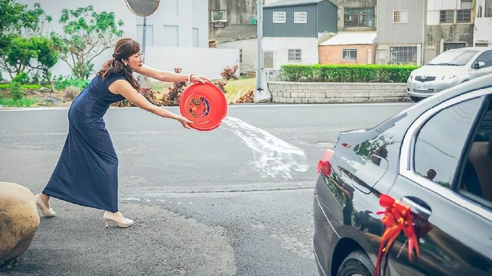 嫁出去的女儿,就该是泼出去的水吗?中国式“恶习”该改一改了|女儿|娘家|出嫁_新浪新闻